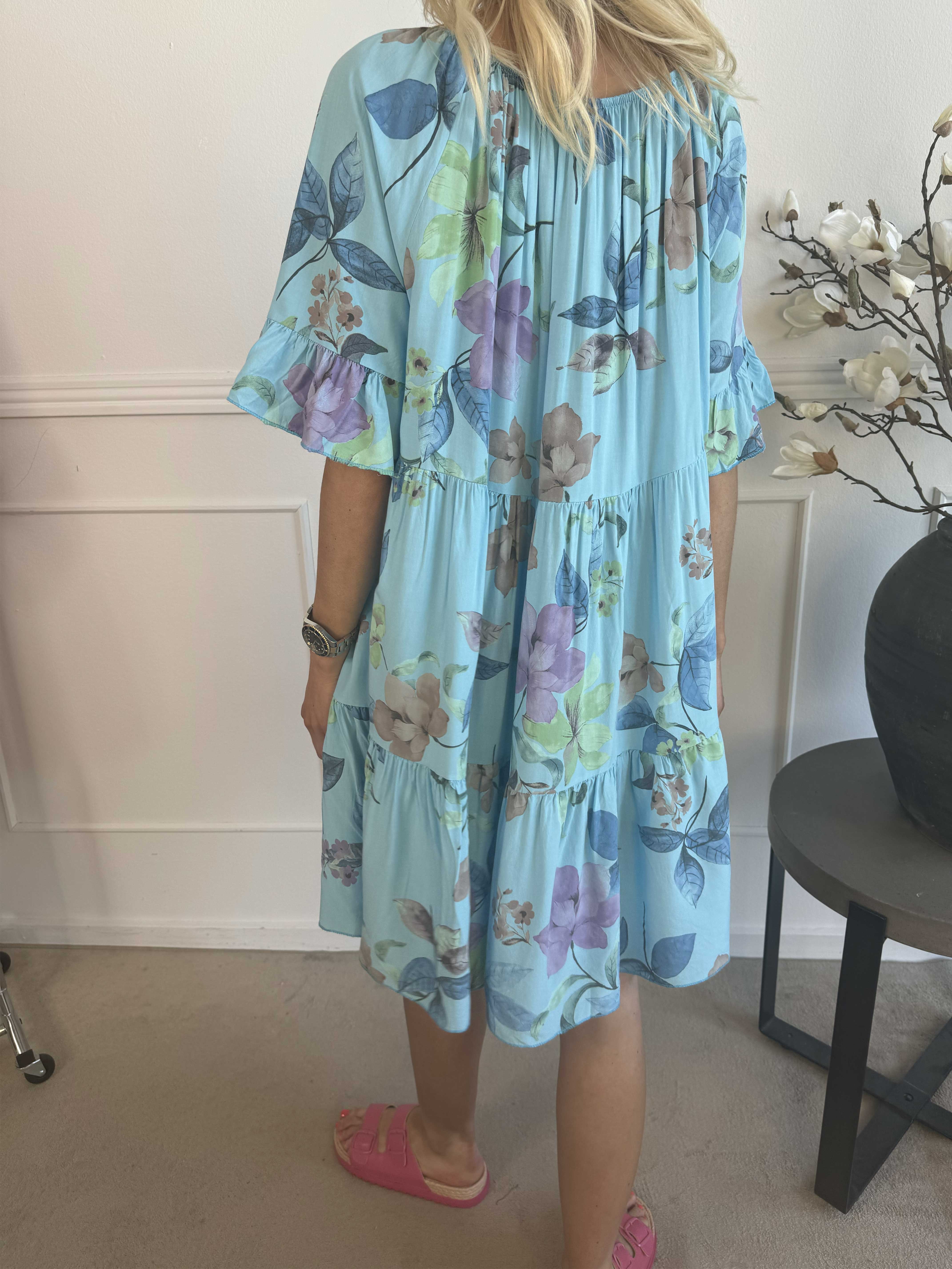 Malibu - Blomstret kjole i bomuld med elastik i udskæringen